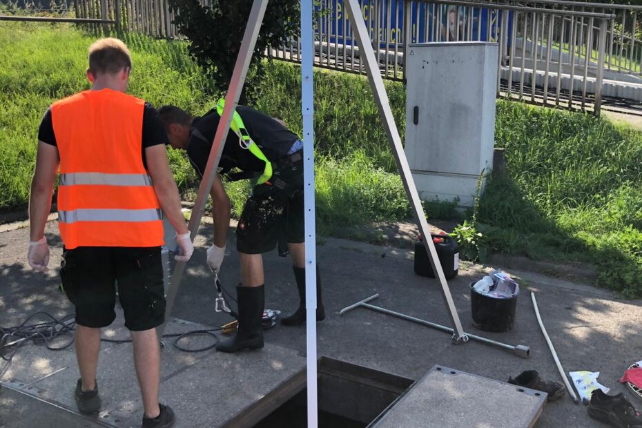 Team der Kögler Kanaltechnik bei der Kanalsanierung